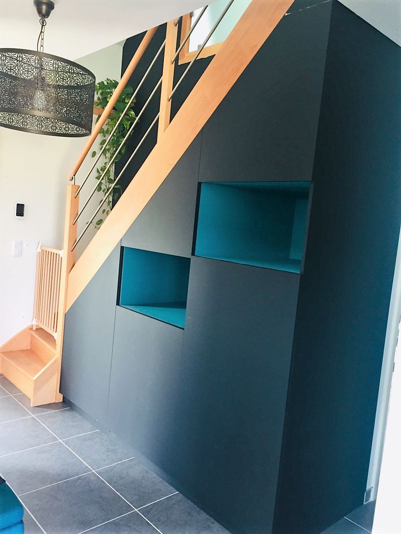 Meuble sous escalier gris et bleu - Vue 1
