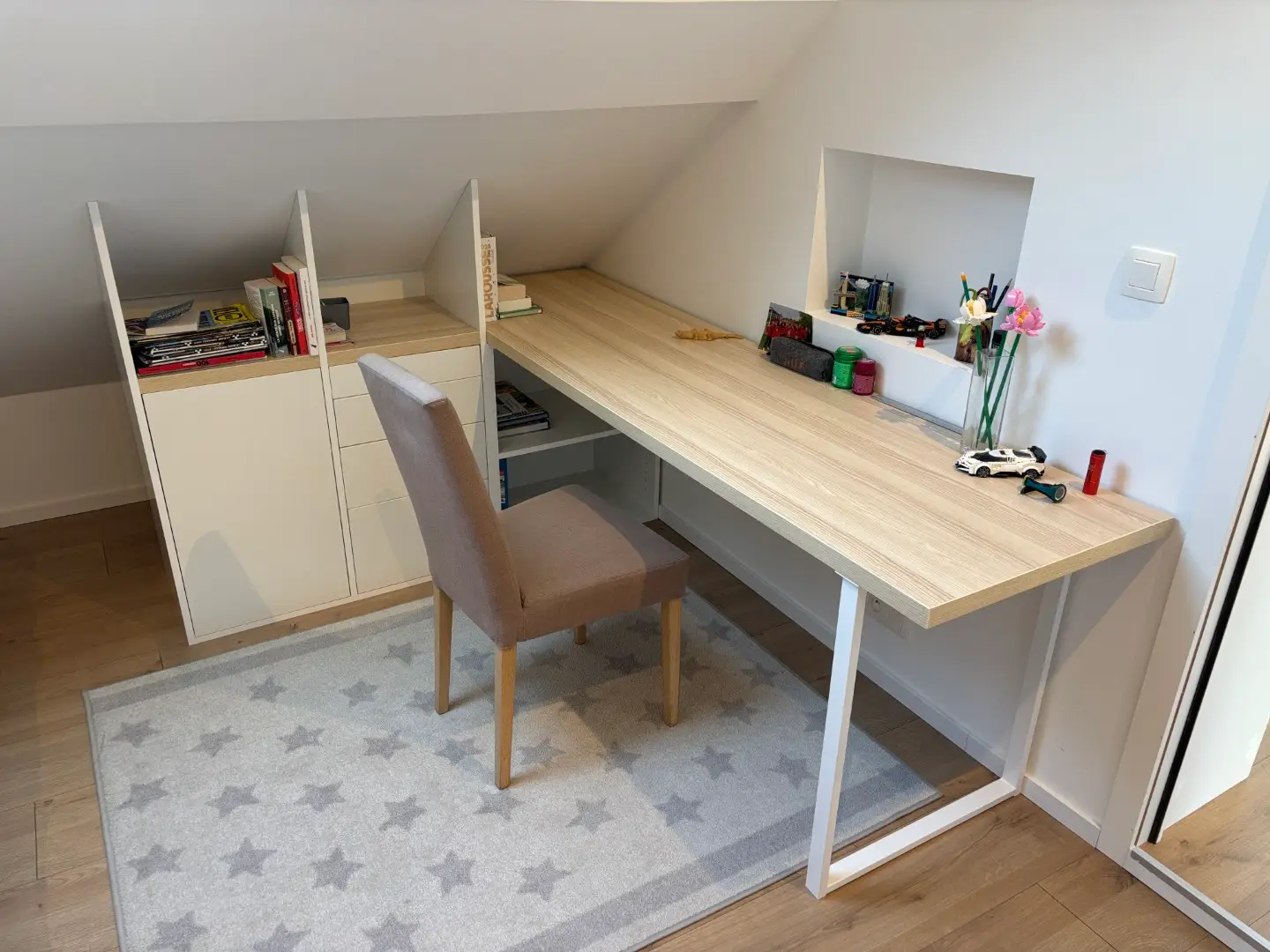 Custom double desk with storage for sloped ceilings and attics - Vue 1