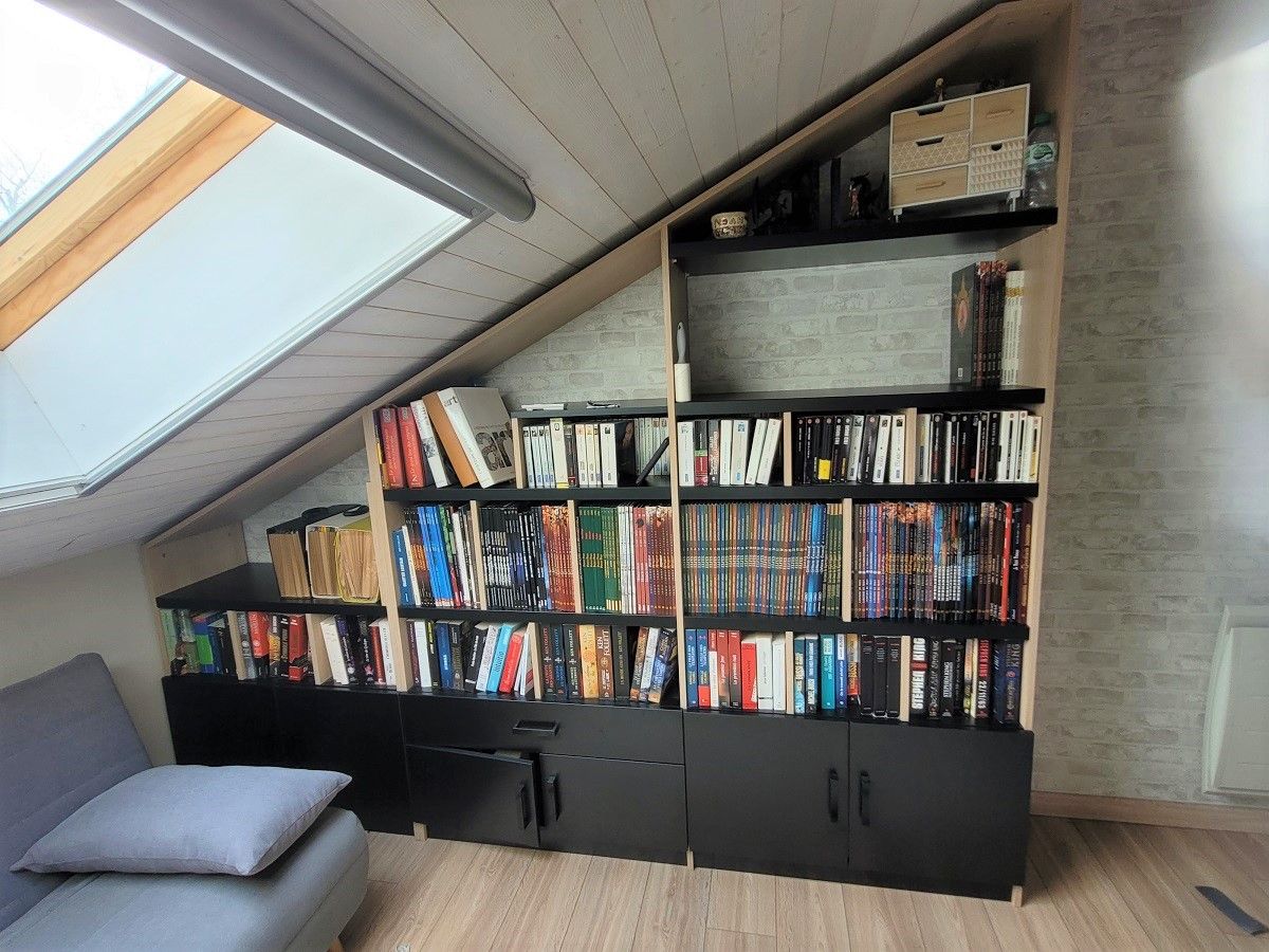 Bibliothèque sous mansarde bois et noire