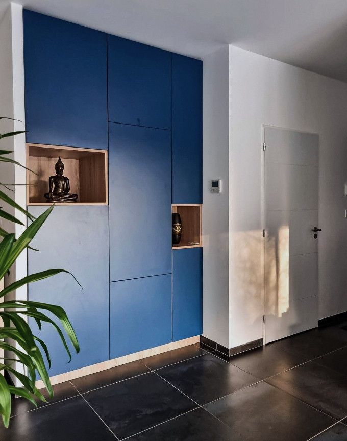 meuble encasté bleu et bois