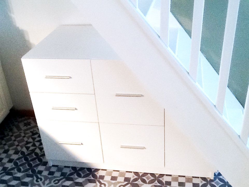 Petit meuble sous escalier blanc
