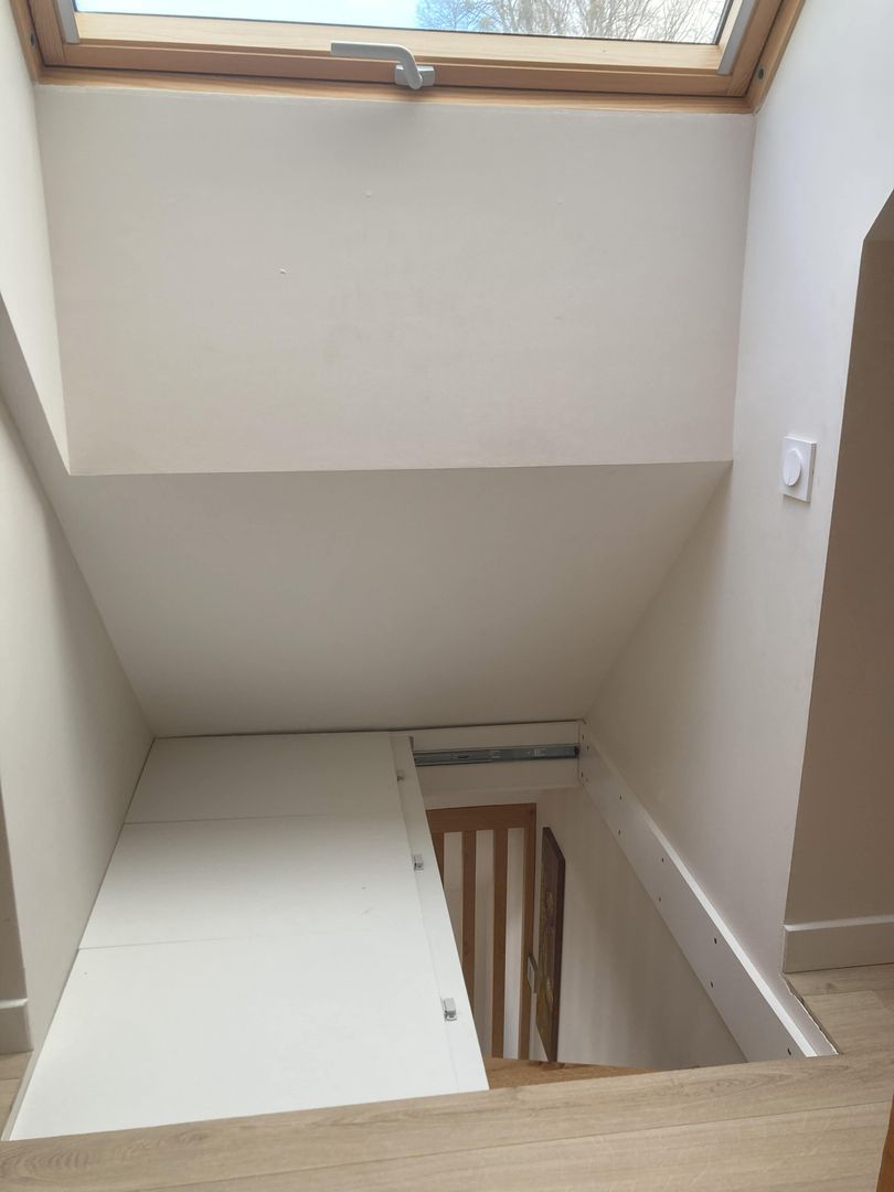 Meuble escalier sur mesure bois et blanc - Vue 1