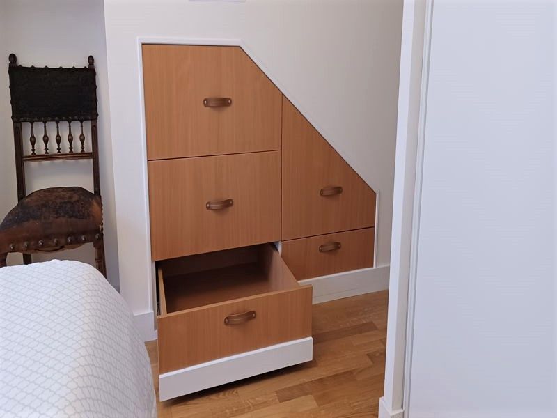 Meuble encastré dans une niche sous pente