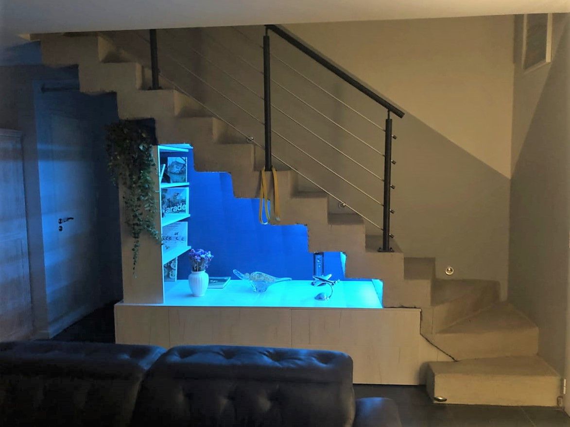 Meuble bas avec étagère sous escalier