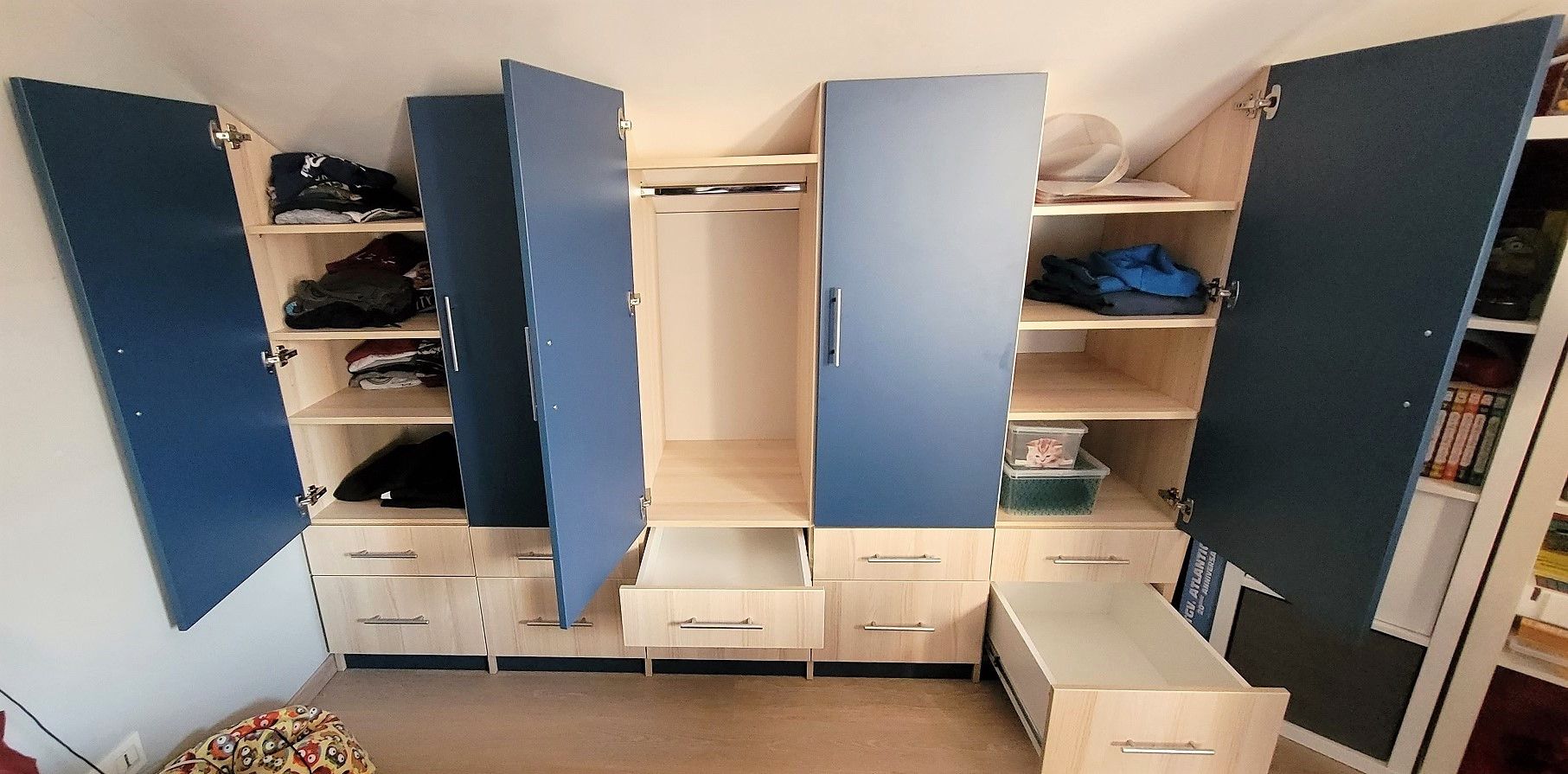 Rangements sous pente bois et bleu - Vue 1