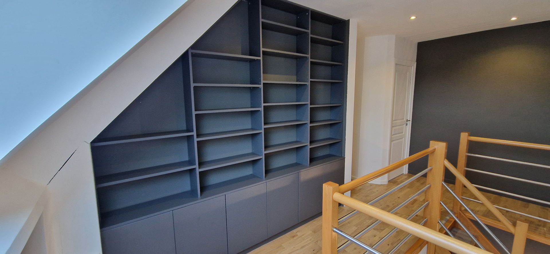 Meuble sous pente sur mesure gris anthracite