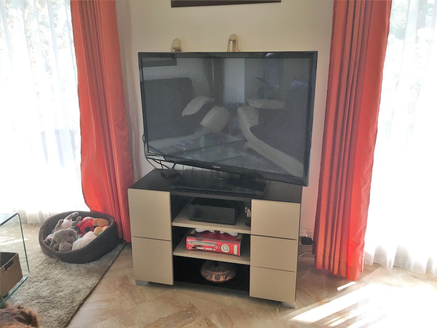 Meuble télé beige et noir