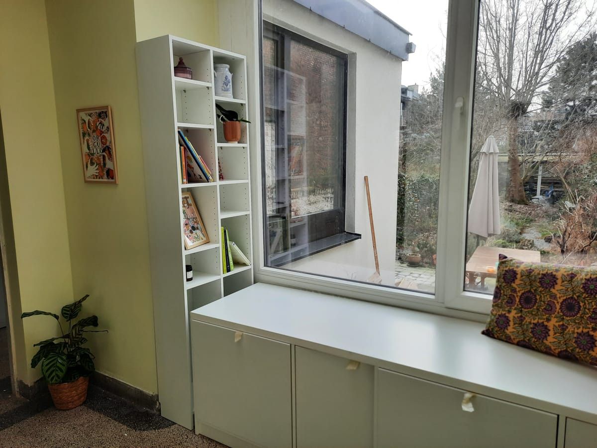 Coin bibliothèque avec banc