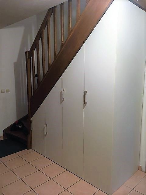 Placard sous escalier blanc