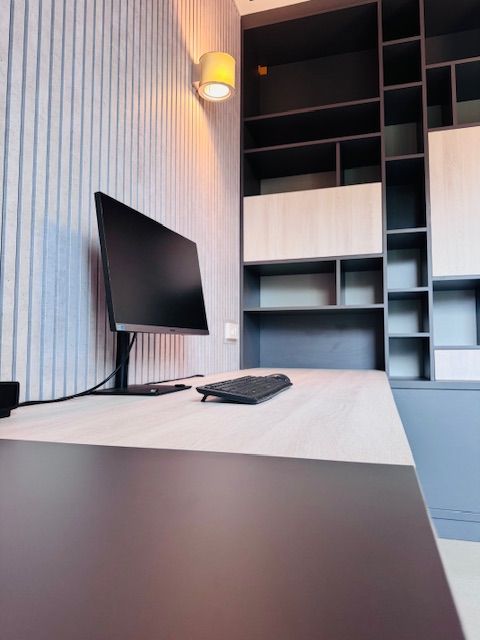 Assemblage de meubles sur mesure - bureau sur mesure et bibliothèque - Vue 2