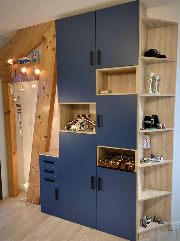 Meuble chambre avec des étagères triangulaires