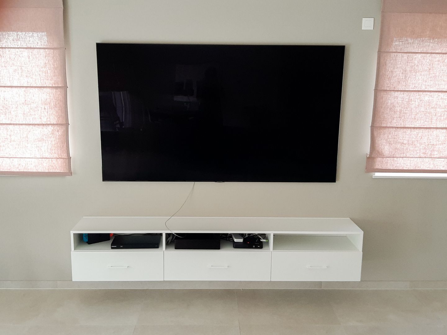 Meuble TV blanc suspendu sur mesure