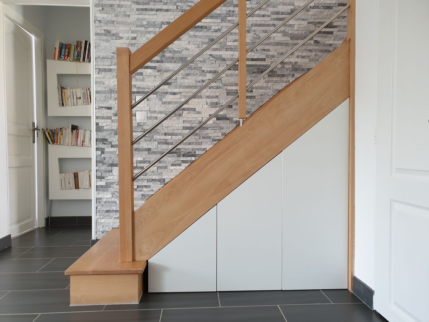 Placard blanc sous escalier 