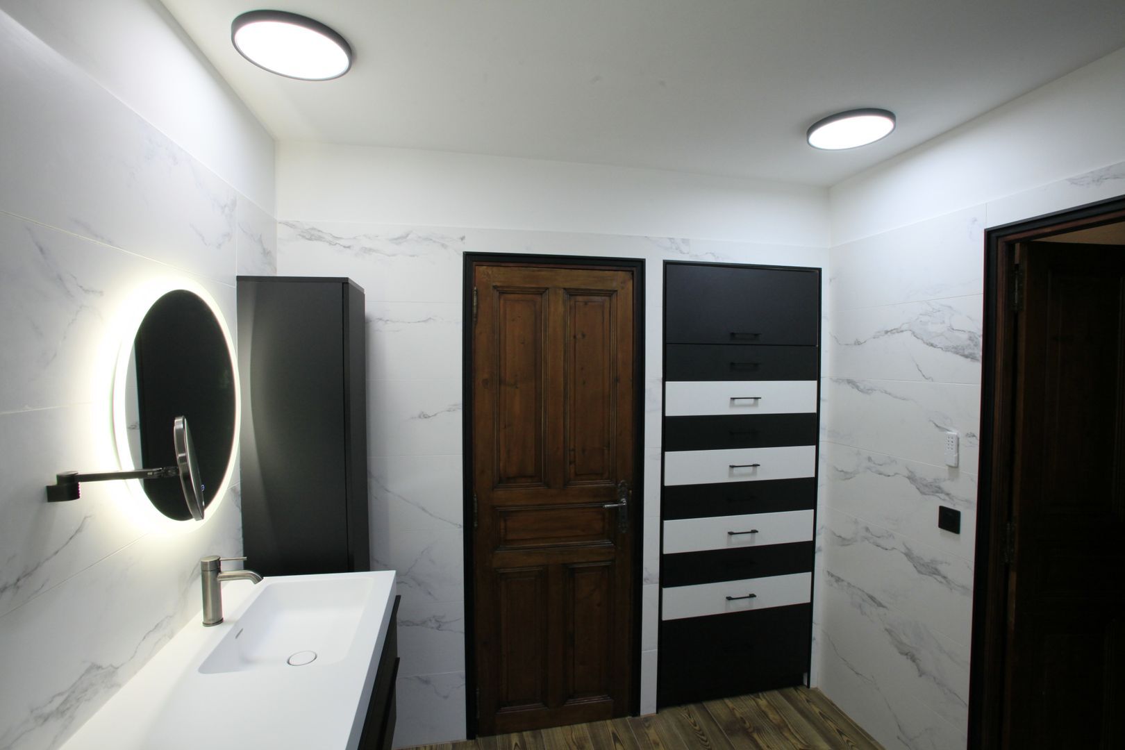 Placard de salle de bain noir et blanc
