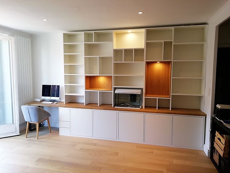 Bibliothèque et bureau en continu