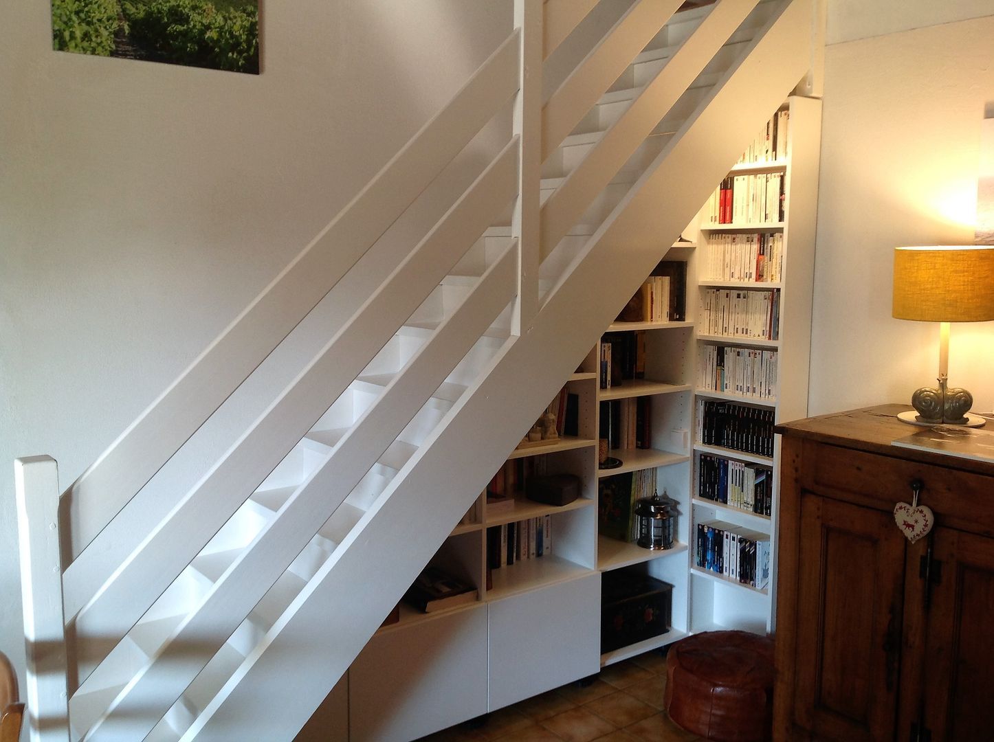 Bibliothèque sous escalier blanche