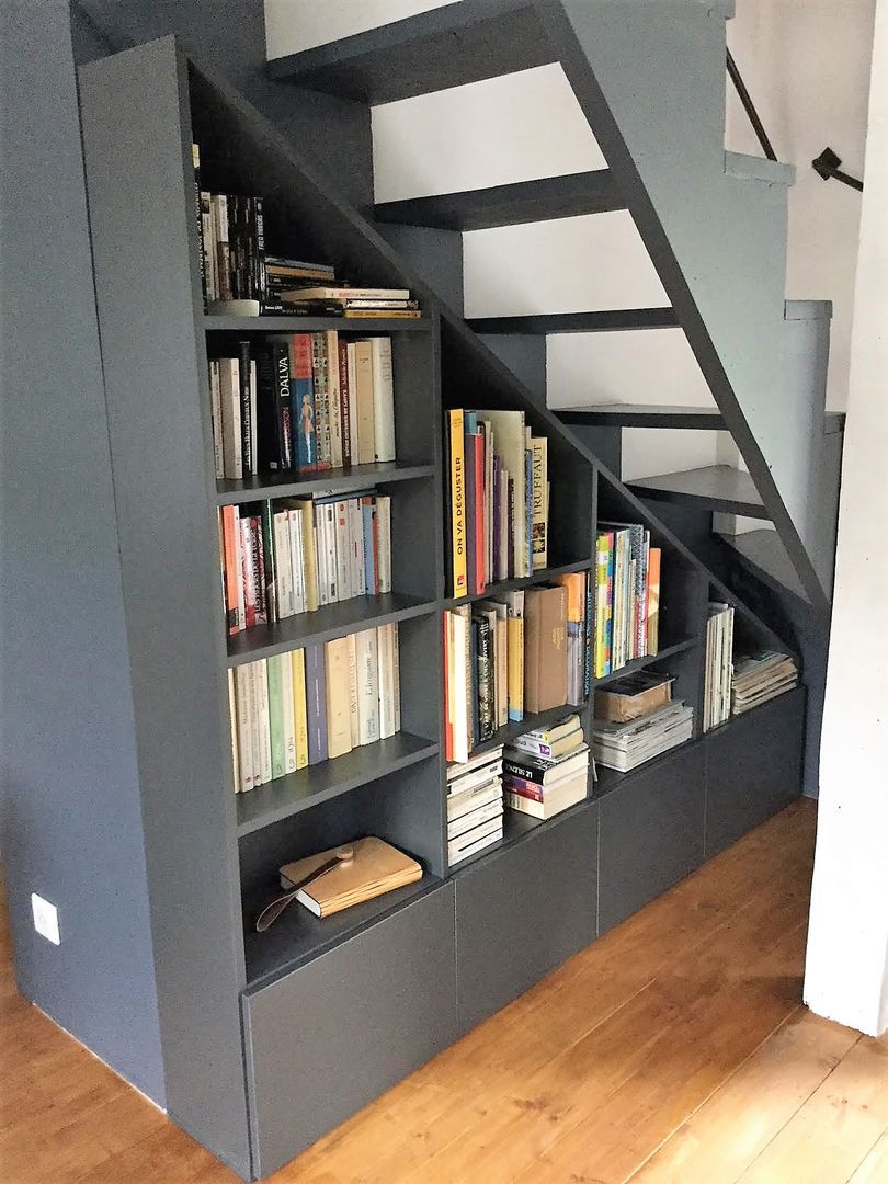 Bibliothèque sous escalier grise