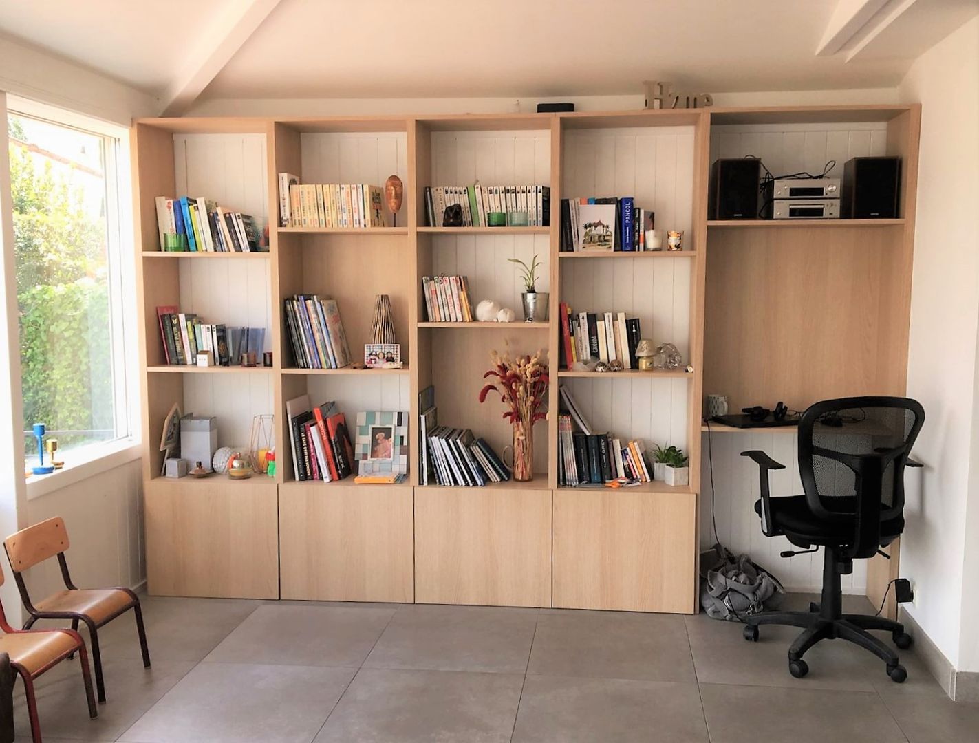 Bibliothèque avec bureau intégré sur mesure