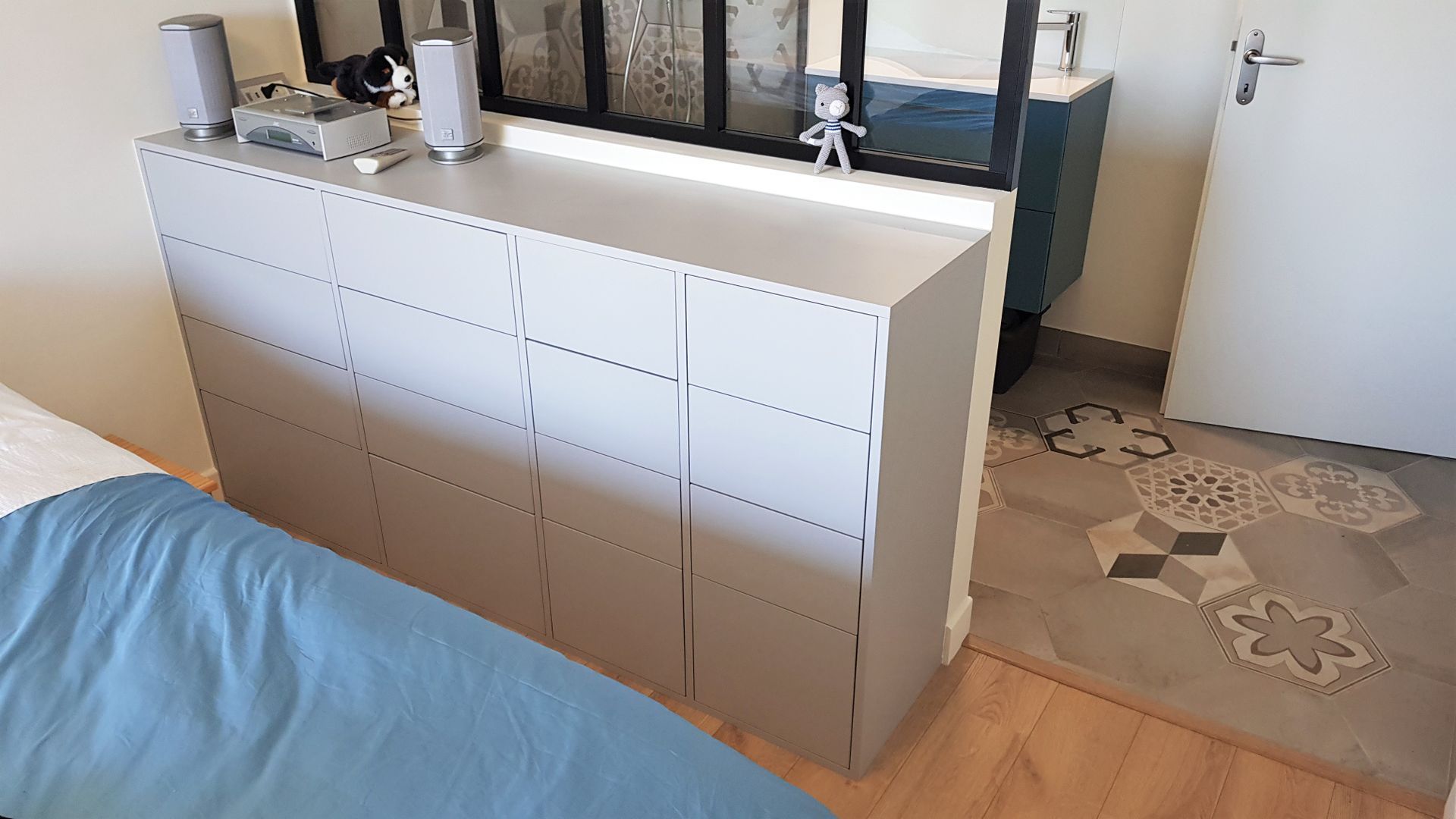 Commode grise avec tiroirs 