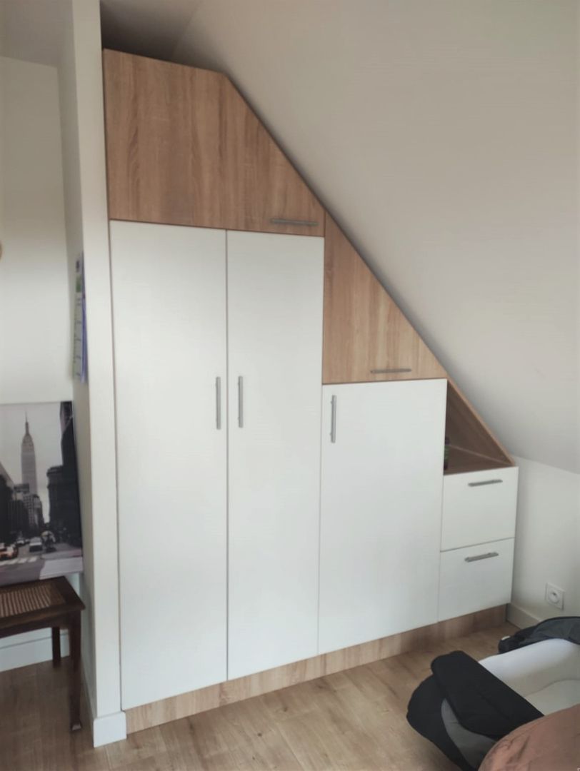 Dressing sous pente blanc et bois - Vue 2