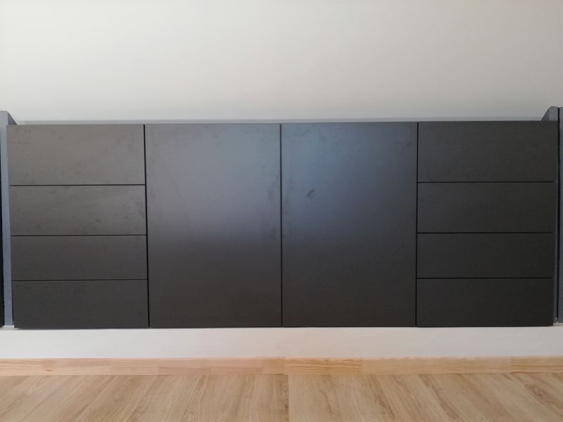 Rangement sous pente sur mesure
