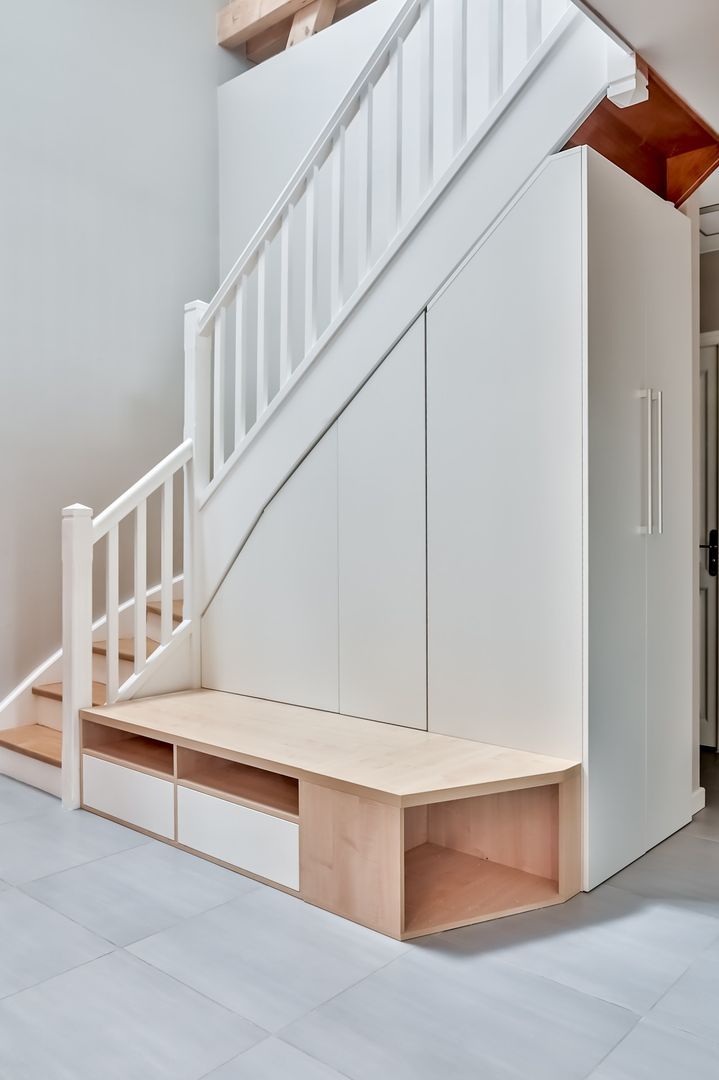 Agencement sous escalier sur mesure avec banquette