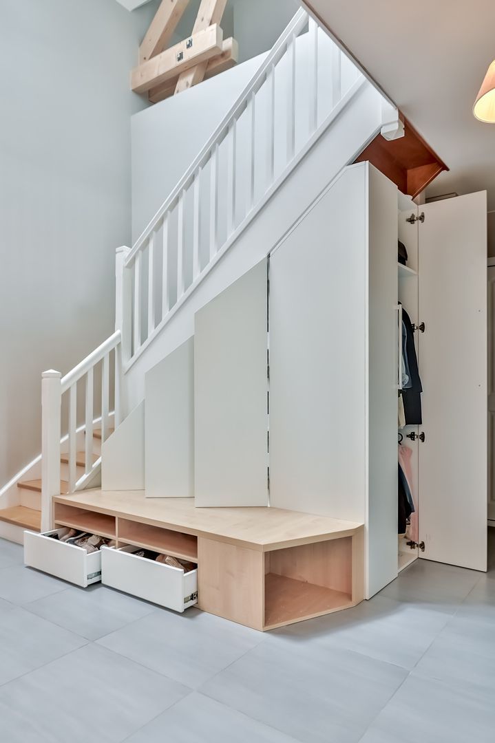Agencement sous escalier sur mesure avec banquette - Vue 1