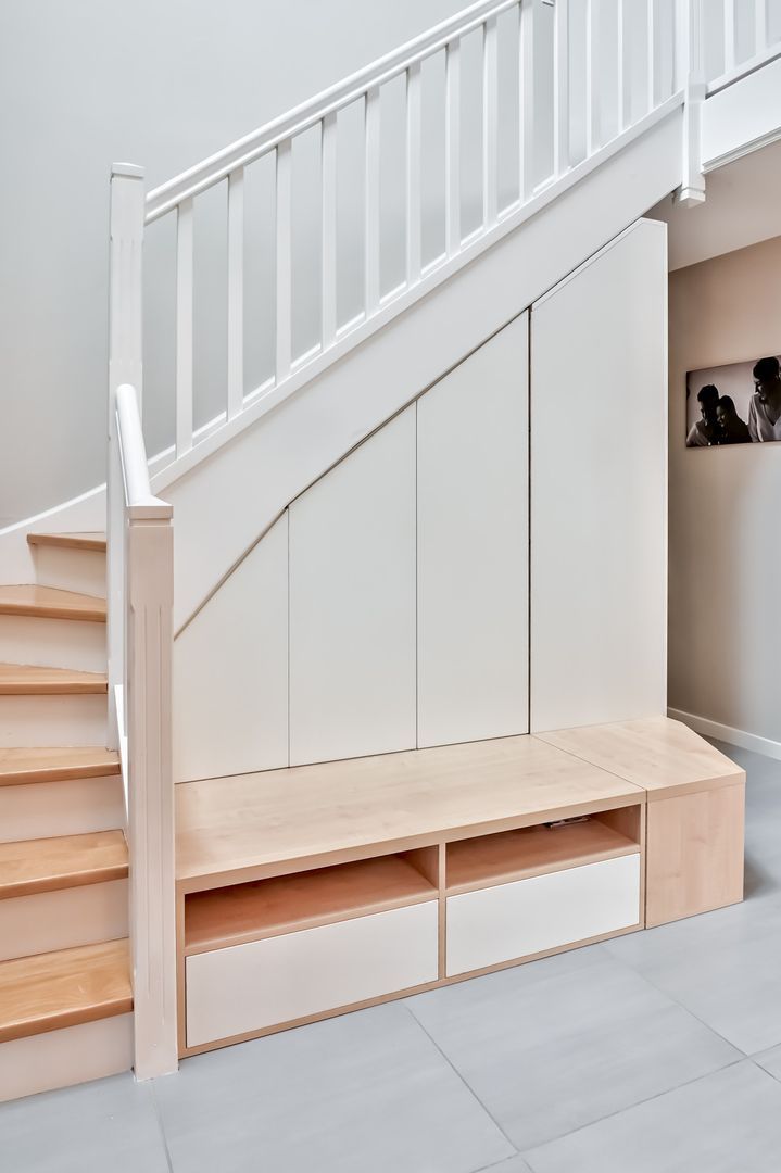 Agencement sous escalier sur mesure avec banquette - Vue 2