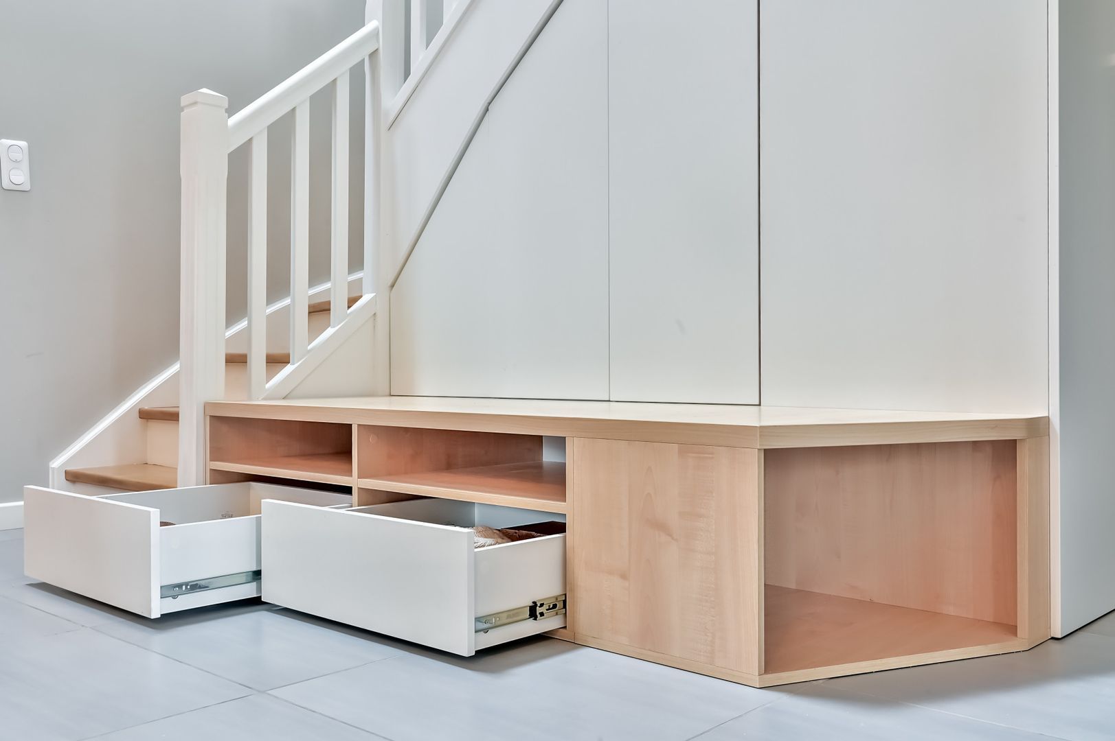 Agencement sous escalier sur mesure avec banquette - Vue 3