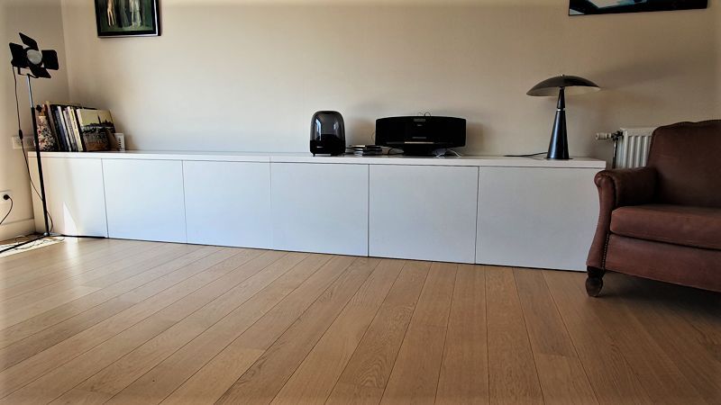 Meuble bas blanc avec portes