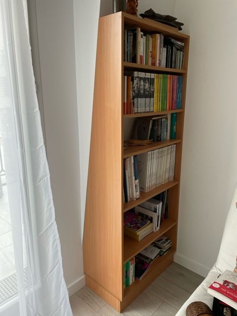 Bibliothèque en bois sous pente