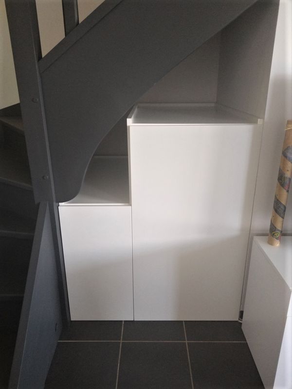 Meuble sous escalier sur mesure hauteur variable