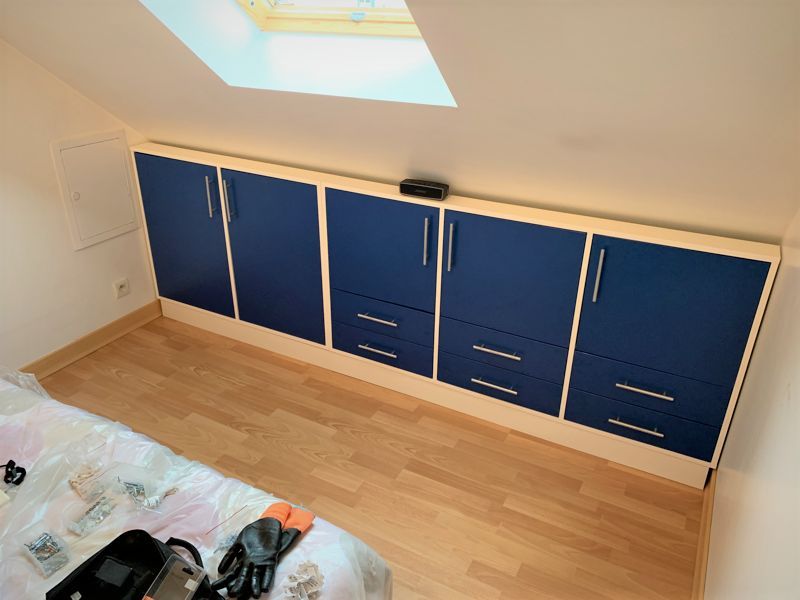 Meuble sous pente blanc et bleu