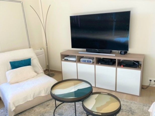 Meuble TV avec colonne de rangement
