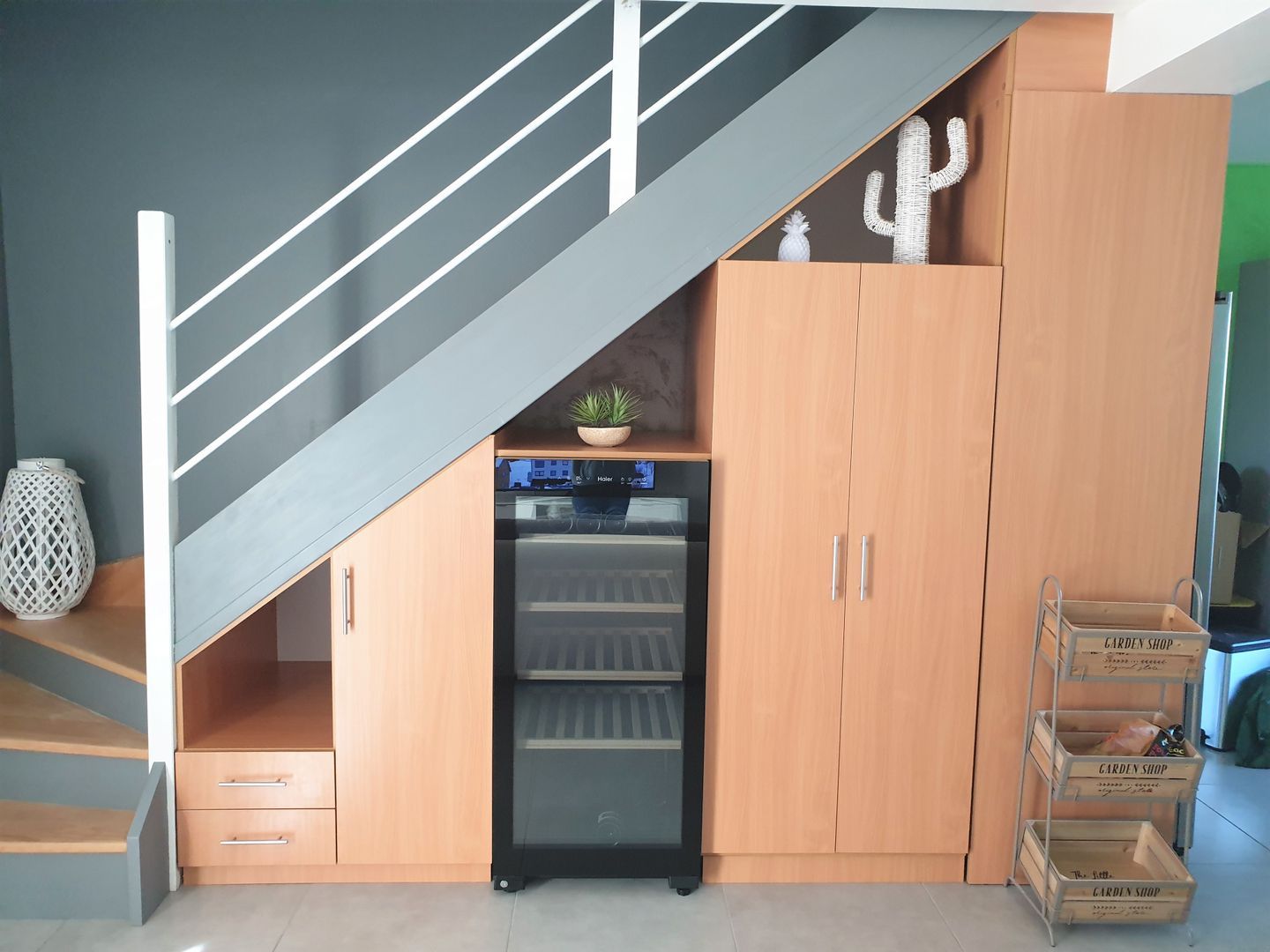 Aménagements fonctionnels sous escalier - Vue 1