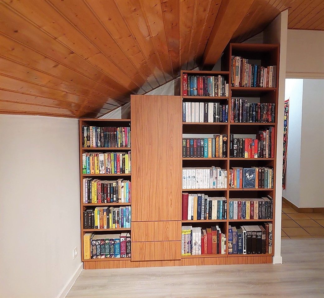 Bibliothèque en bois sous pente