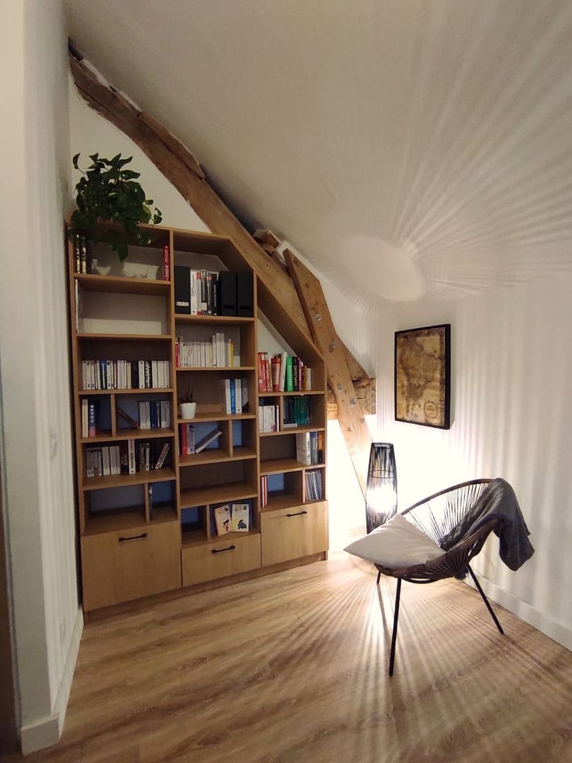 Bibliothèque sous pente en bois