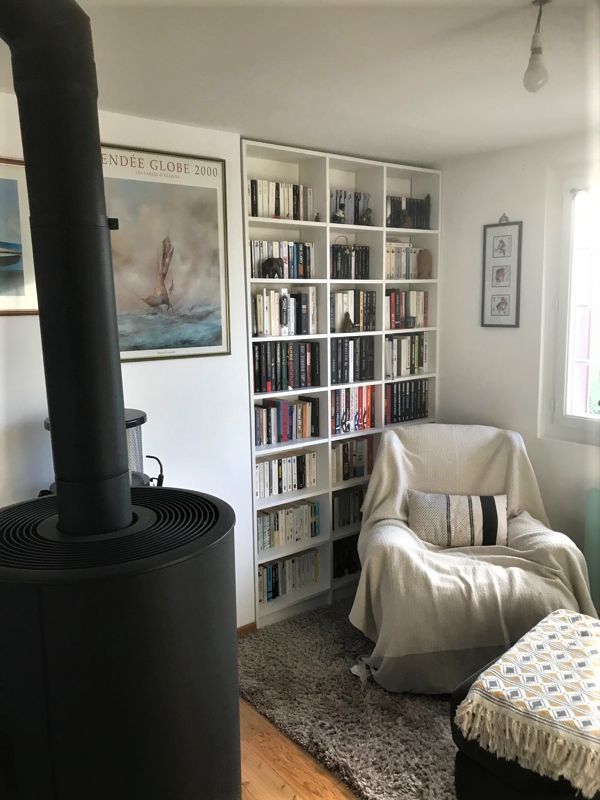 Bibliothèque sur mesure dans une niche