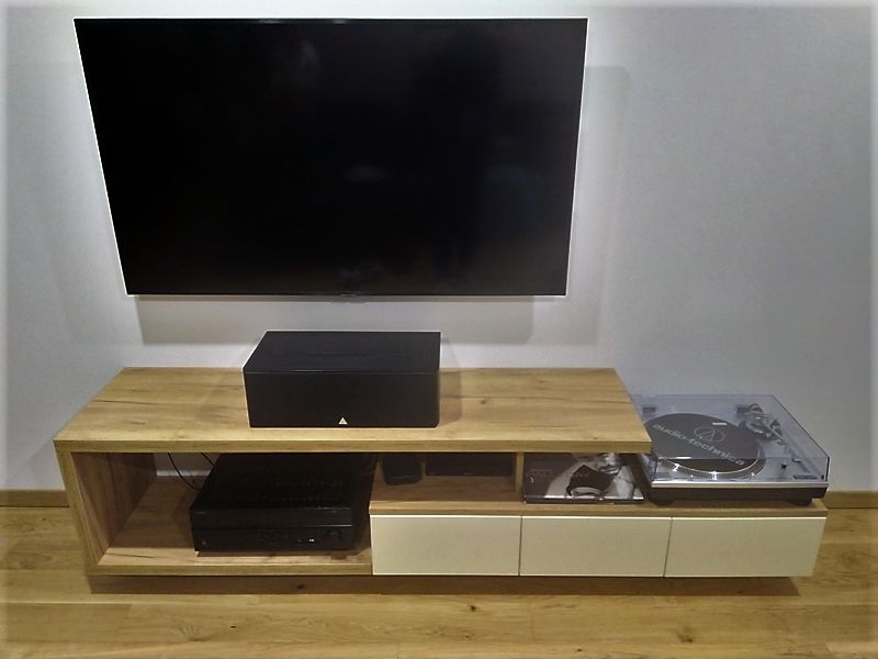 Meuble TV sur-mesure blanc et bois