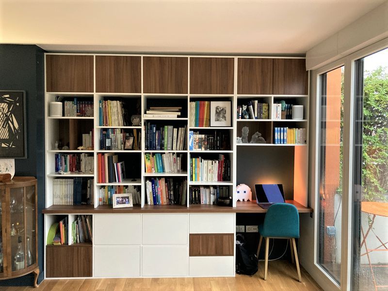 Bibliothèque sur mesure bureau intégré