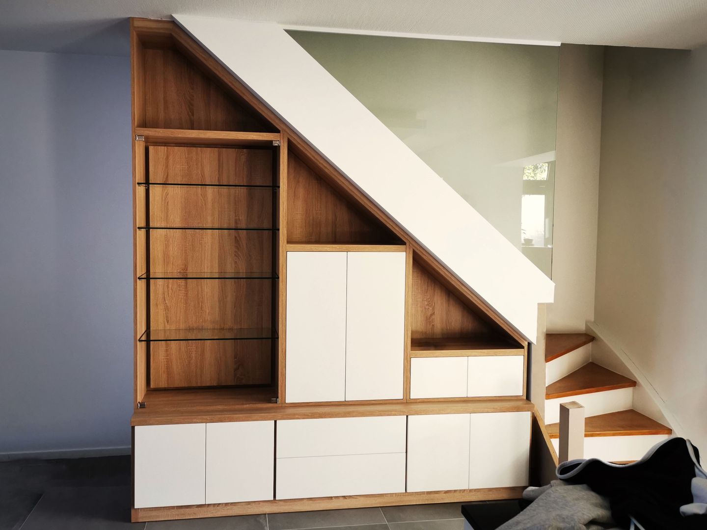Meuble personnalisé sous escalier quart tournant  - Vue 1