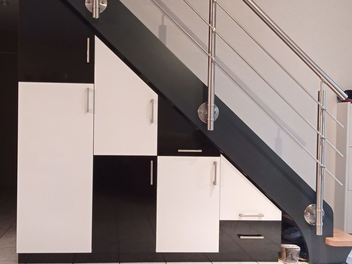 Meuble sous escalier blanc et noir