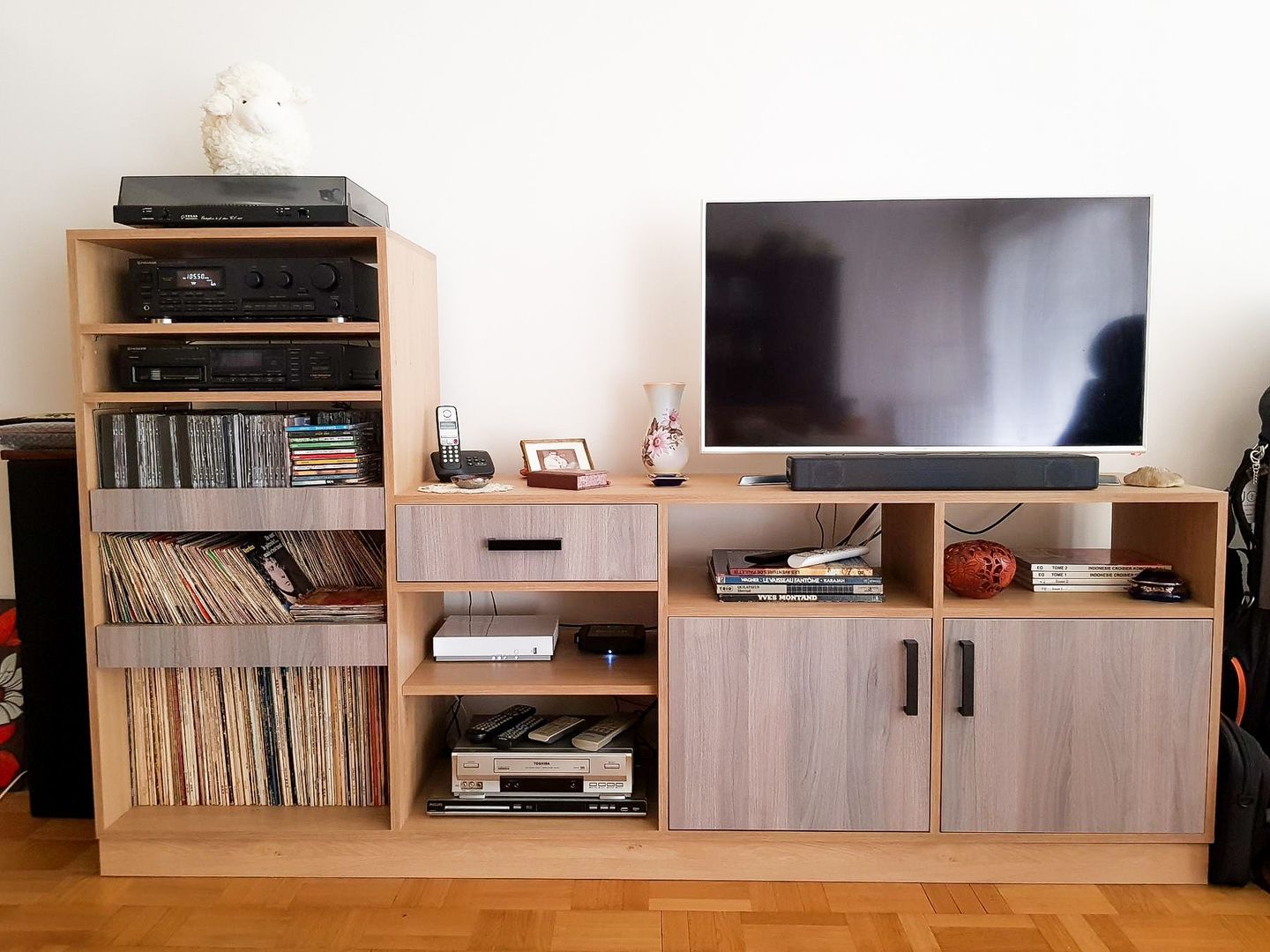Meuble TV sur mesure à hauteur variable 