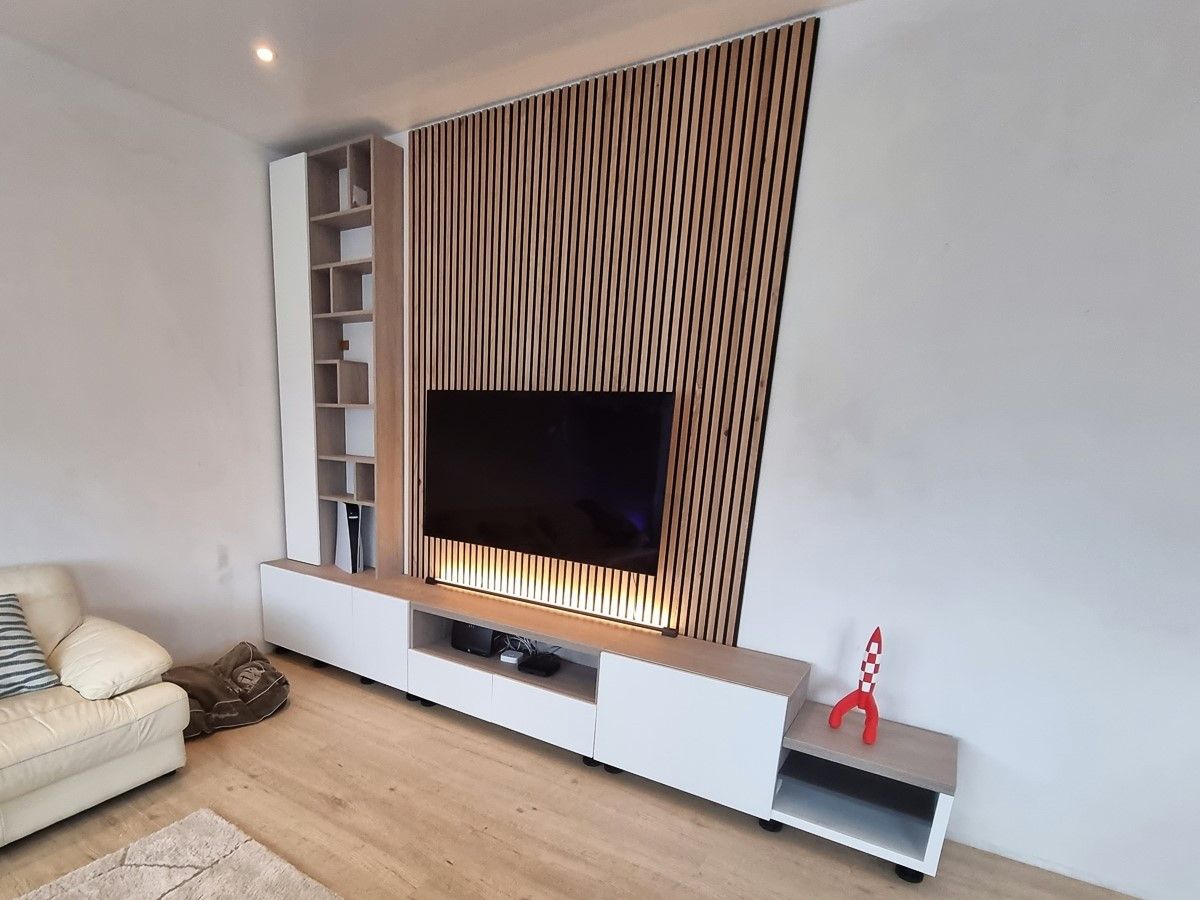Meuble TV blanc et bois à hauteur variable