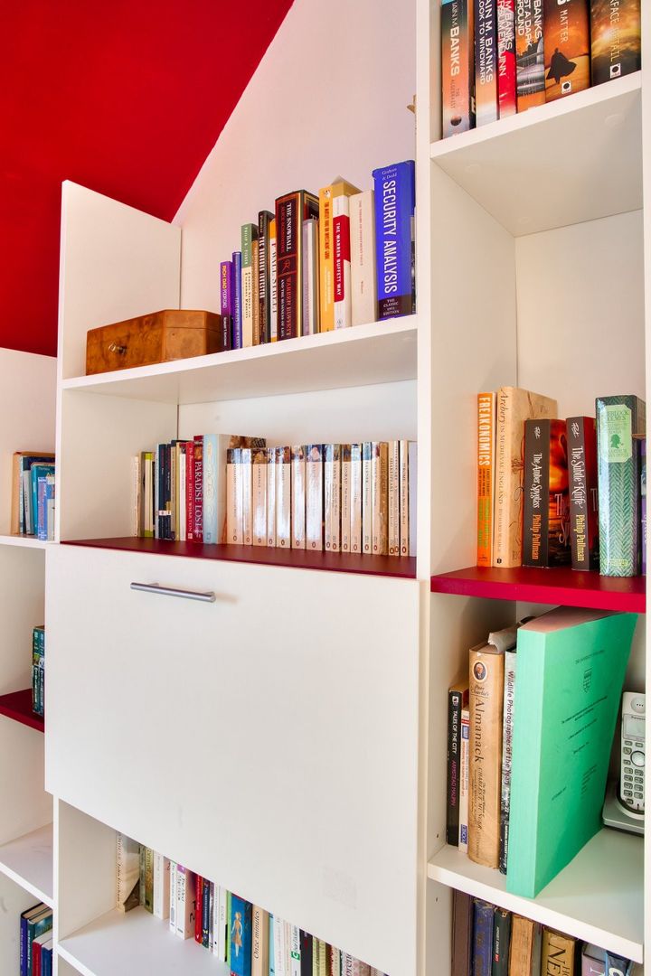 Bibliothèque sous pente blanche et bordeaux - Vue 2