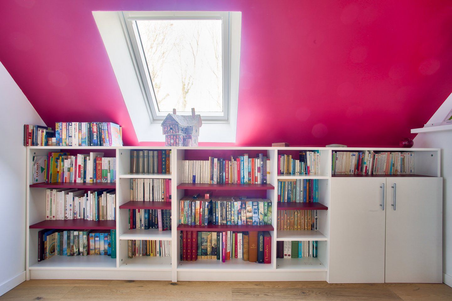 Bibliothèque sous pente blanche et bordeaux - Vue 3