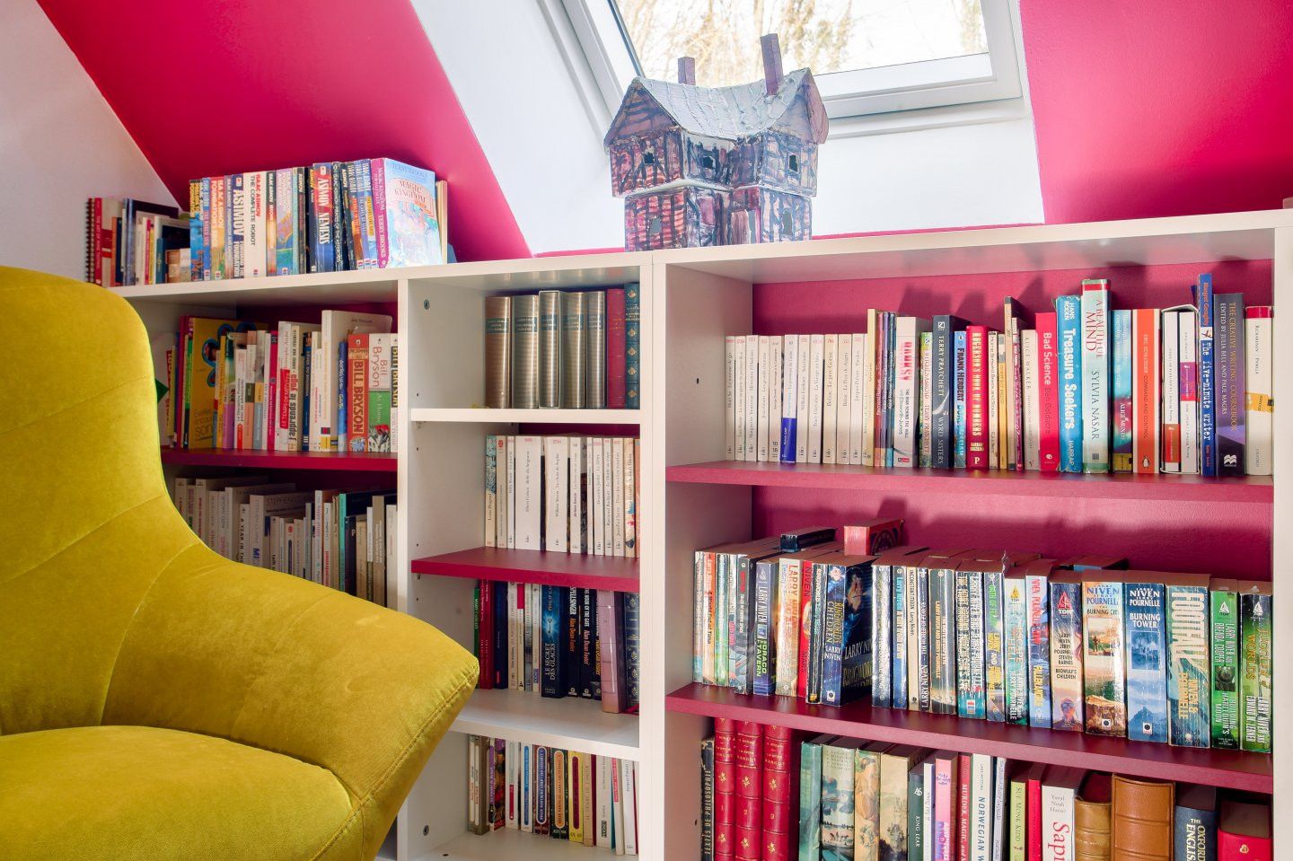 Bibliothèque sous pente blanche et bordeaux - Vue 4