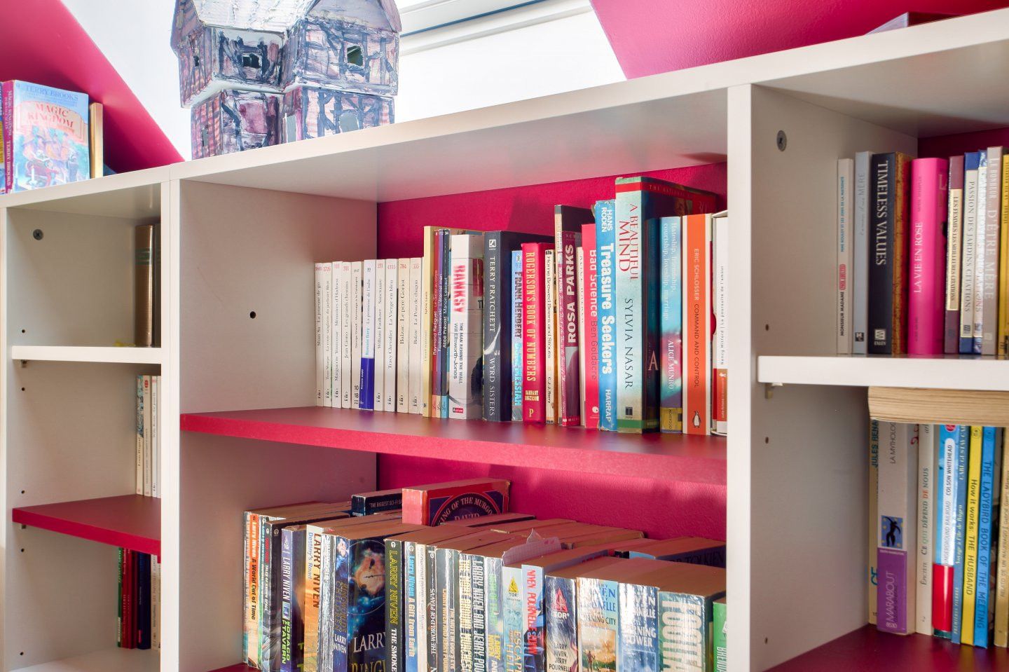 Bibliothèque sous pente blanche et bordeaux - Vue 5