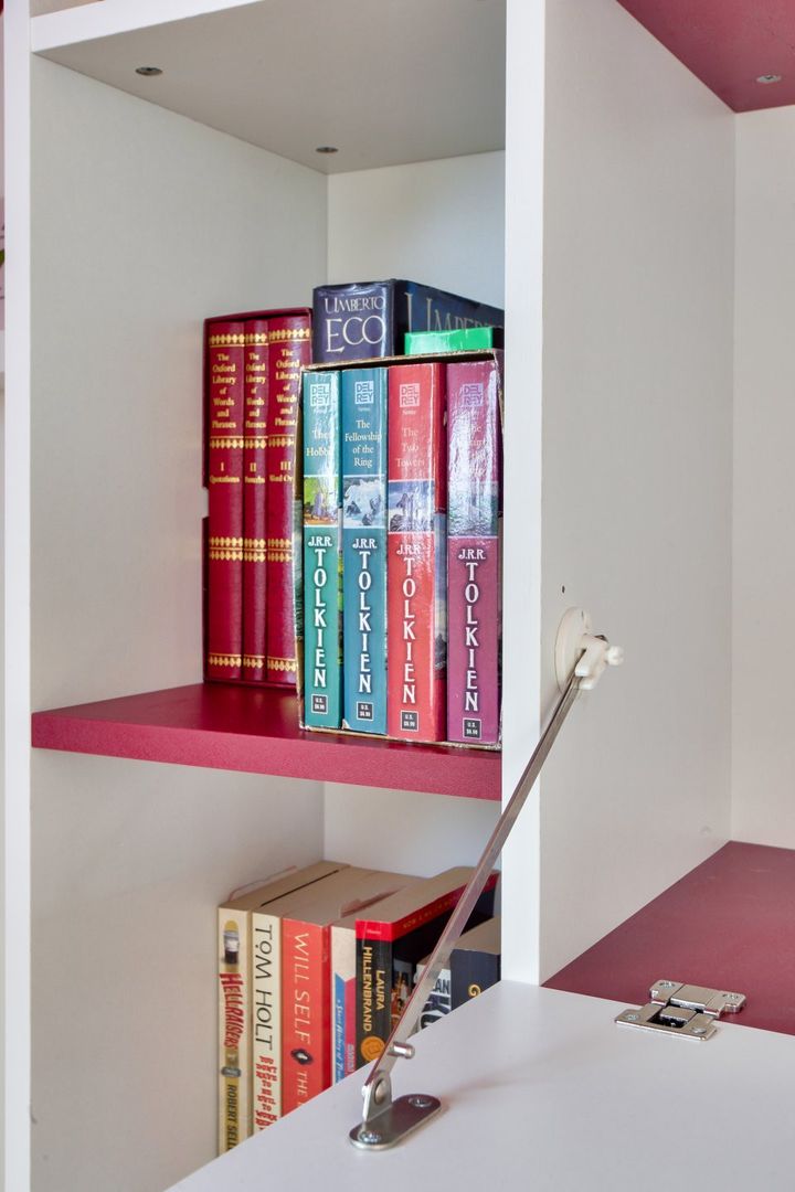 Bibliothèque sous pente blanche et bordeaux - Vue 6