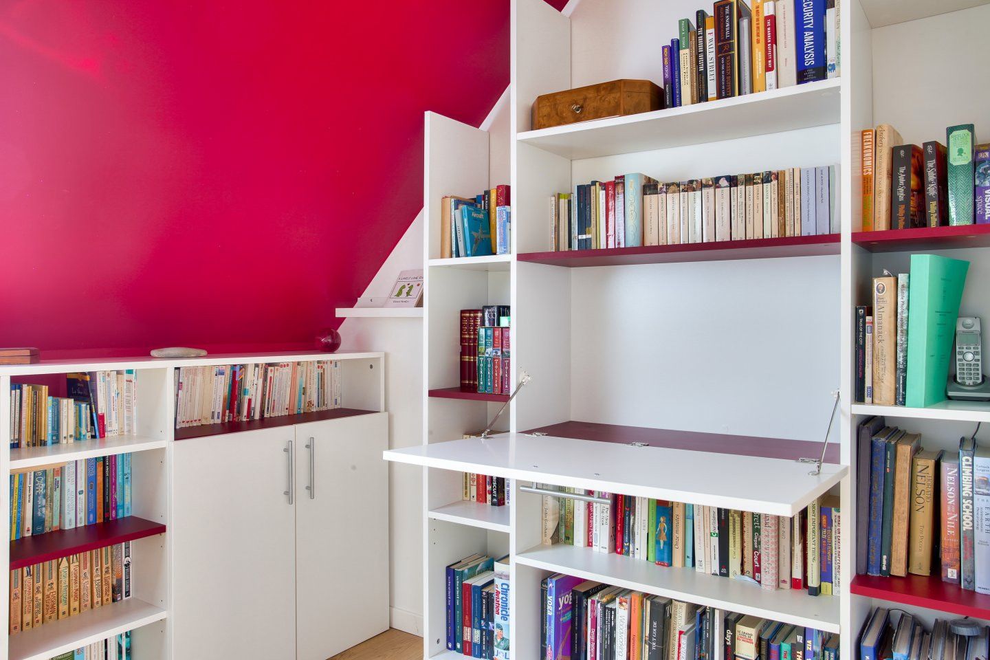Bibliothèque sous pente blanche et bordeaux - Vue 7